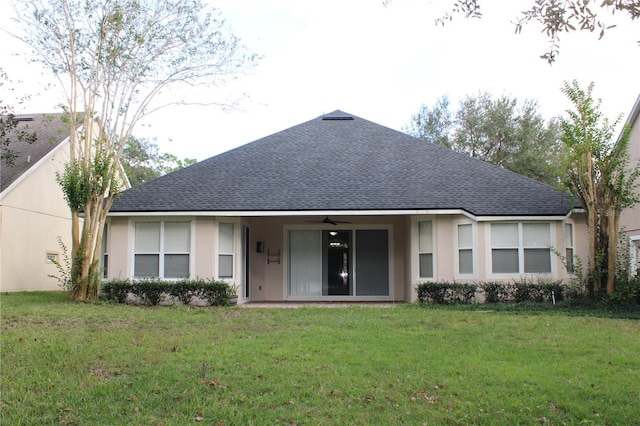 view of front of house featuring ceiling fan and a front yard