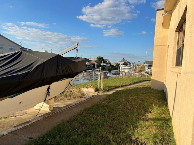 view of yard featuring a water view