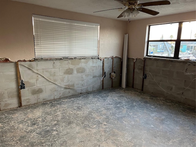 empty room featuring ceiling fan