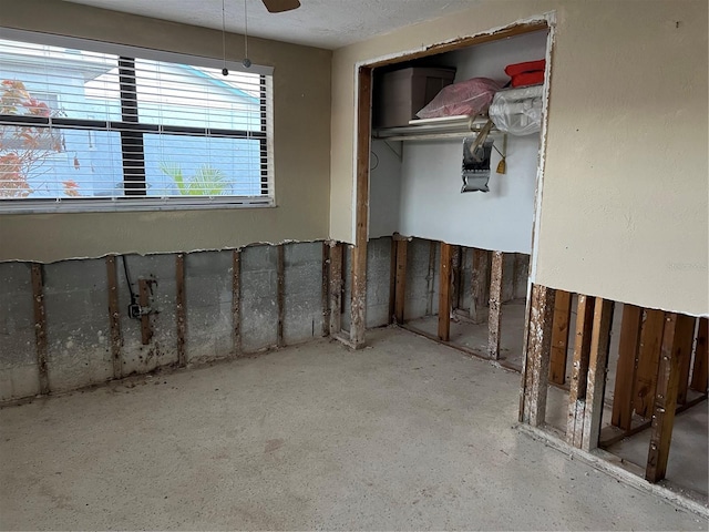 unfurnished bedroom featuring ceiling fan