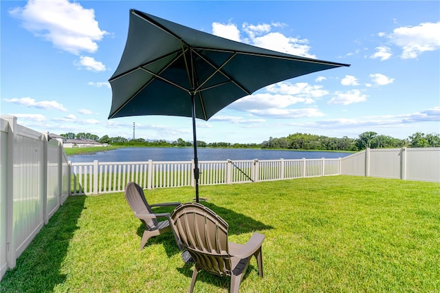 view of yard featuring a water view