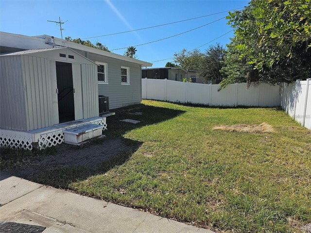 view of yard featuring a storage shed