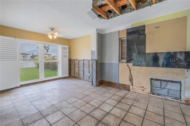 empty room featuring ceiling fan