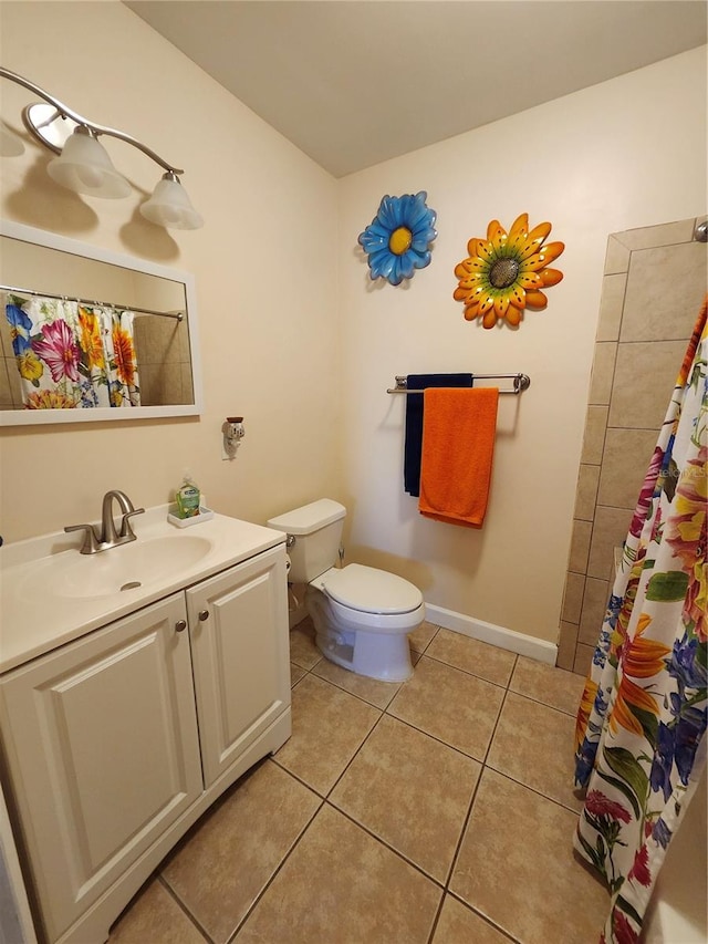 full bath featuring tile patterned flooring, toilet, a shower with shower curtain, vanity, and baseboards