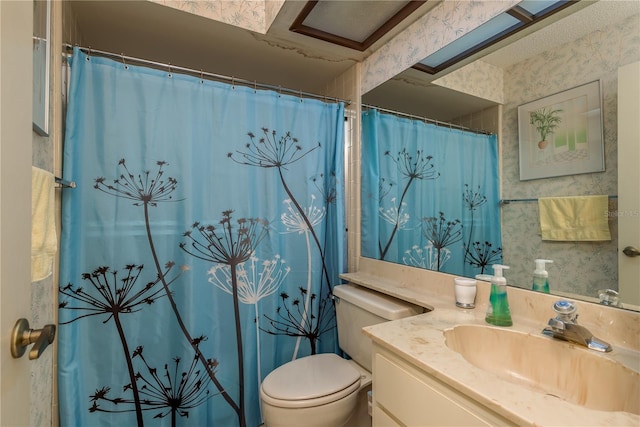 bathroom with a shower with shower curtain, vanity, and toilet