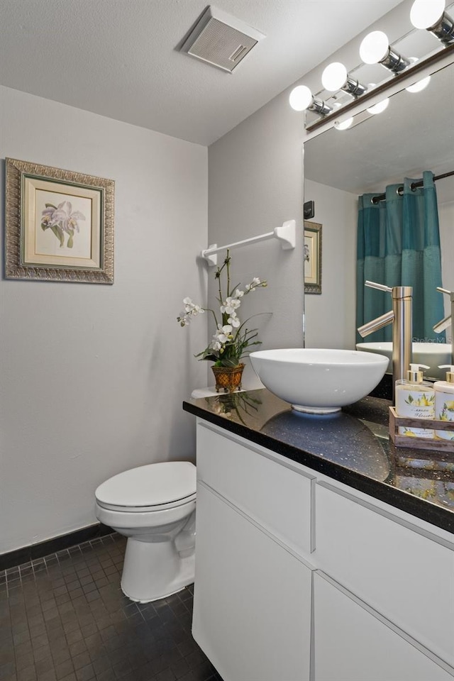 full bathroom featuring visible vents, baseboards, toilet, a shower with shower curtain, and vanity