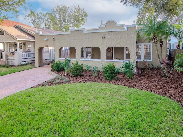 view of front of house featuring a front lawn