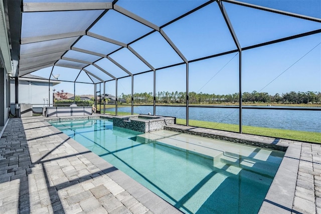 view of pool with an in ground hot tub, a water view, a patio area, and a lanai