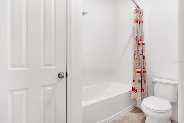 bathroom with shower / bath combo with shower curtain and toilet