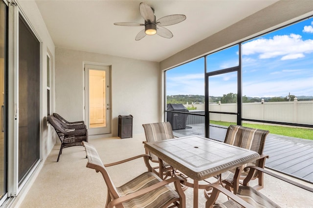 sunroom with ceiling fan