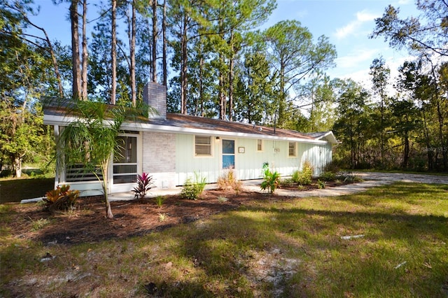 view of front of home with a front lawn