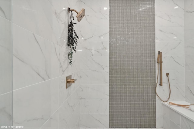 bathroom featuring tiled shower