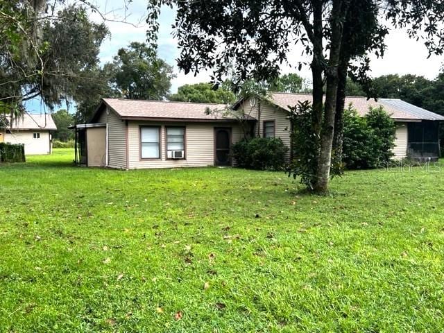 view of front of property featuring a front lawn