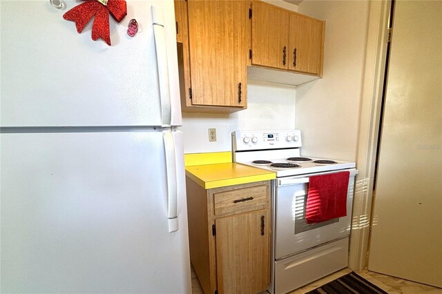 12663 Eddington Rd, Spring Hill, FL 34609 - kitchen featuring white appliances and light countertops