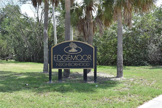 community / neighborhood sign featuring a lawn