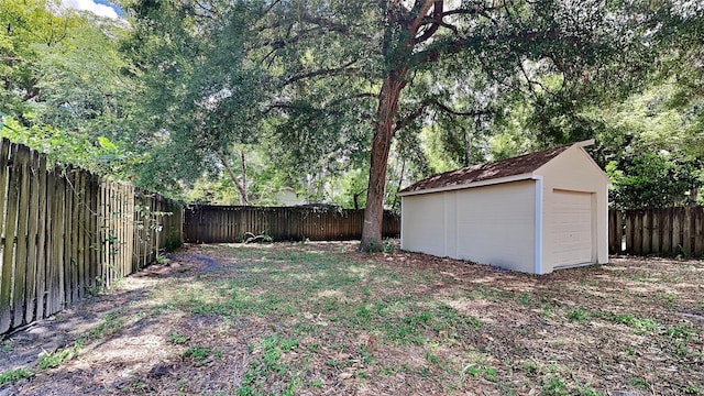 view of yard featuring a storage shed