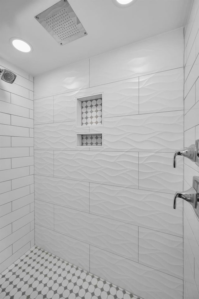 bathroom featuring tiled shower