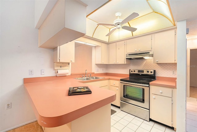 kitchen with kitchen peninsula, stainless steel electric range oven, sink, and ceiling fan