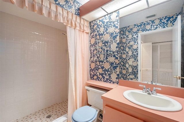 bathroom featuring a shower with curtain, vanity, and toilet