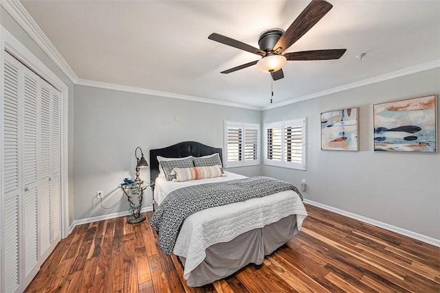 bedroom with ceiling fan, a closet, dark wood-type flooring, and ornamental molding