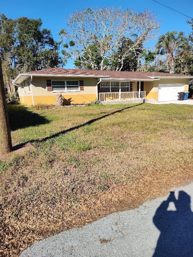 single story home with a front lawn