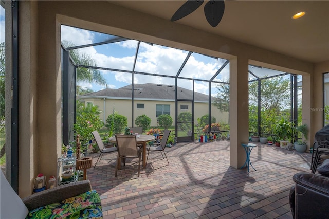 sunroom with ceiling fan