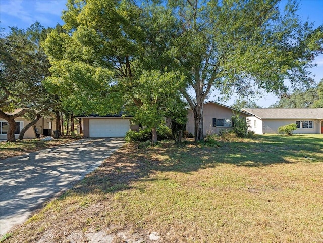 view of front of property featuring a front lawn and a garage