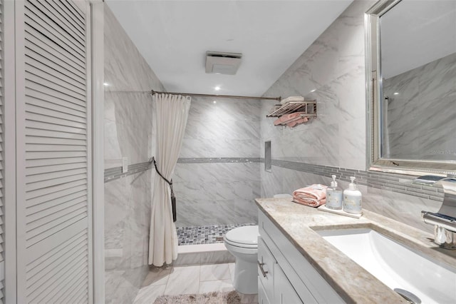 bathroom featuring a shower with curtain, toilet, and tile walls