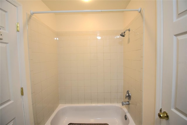 bathroom featuring tiled shower / bath