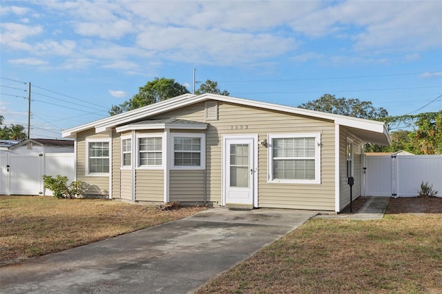 view of front facade with a front lawn