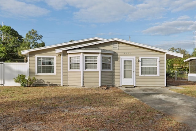 view of front of property with a front yard