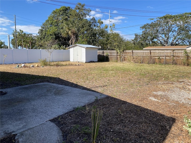 view of yard featuring a shed