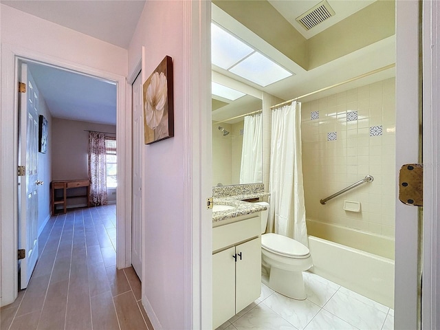 full bath featuring toilet, visible vents, shower / tub combo with curtain, and vanity