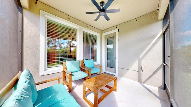 sunroom with ceiling fan