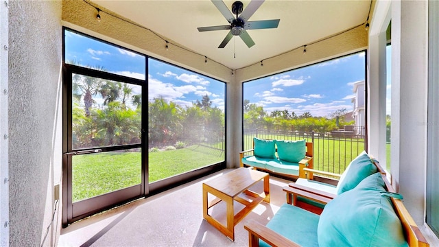 sunroom with ceiling fan