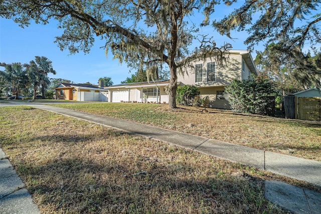 view of front of house featuring a front lawn