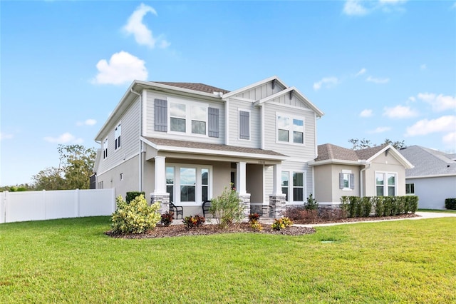 craftsman inspired home featuring a front lawn