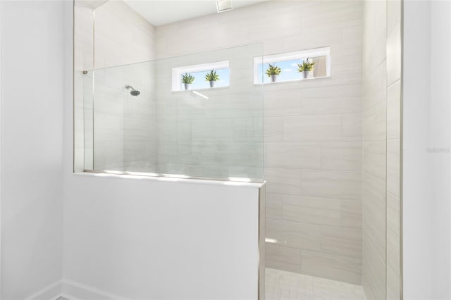 bathroom featuring a tile shower