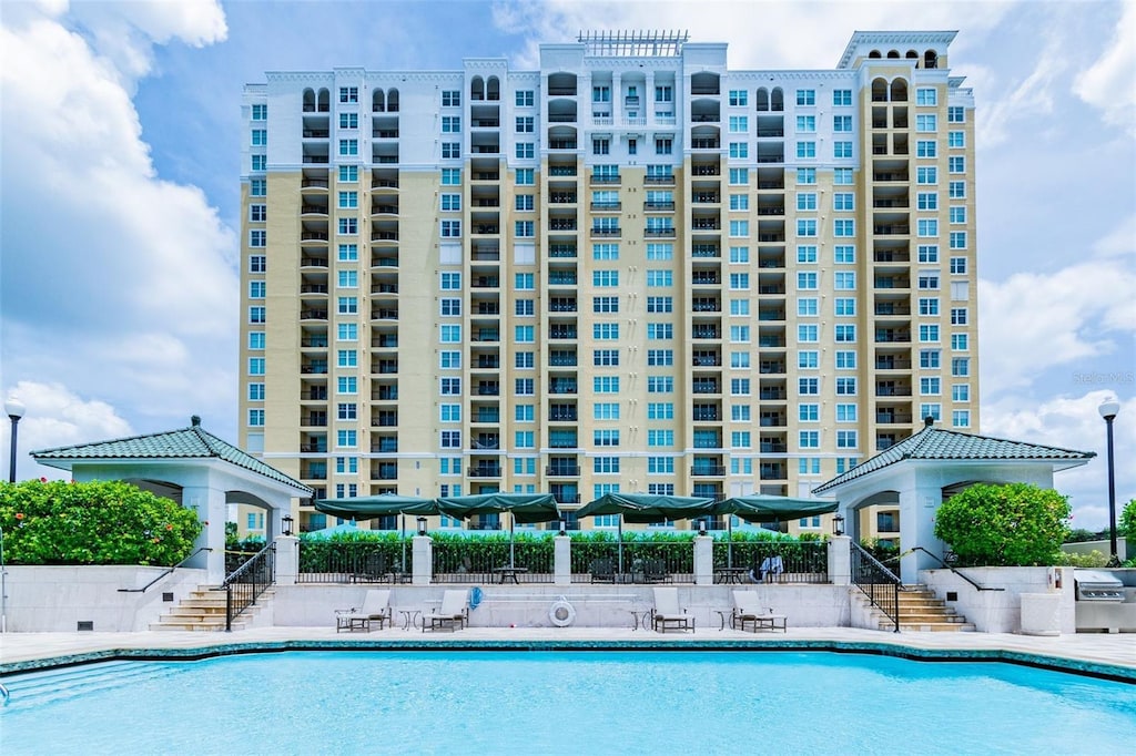 view of swimming pool