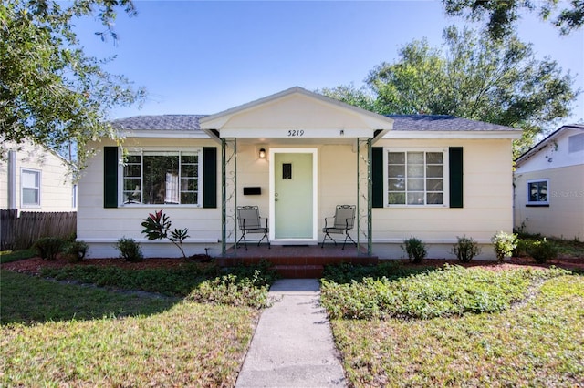 view of front of house featuring covered porch and a front yard