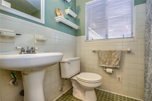 bathroom featuring tile patterned floors and tile walls