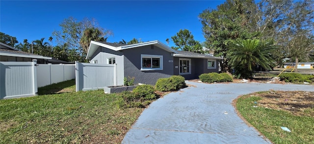 view of front of home featuring a front lawn