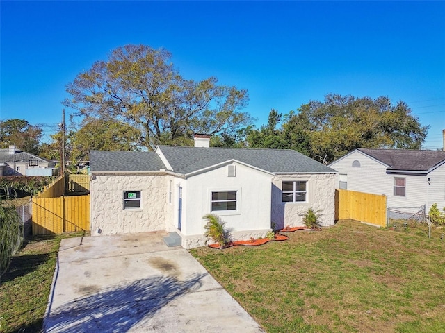 view of front of home featuring a front lawn