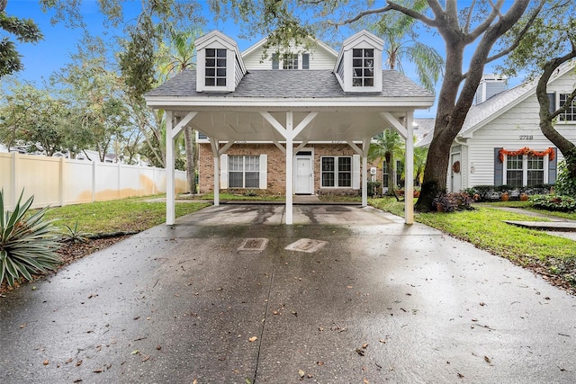 view of front facade featuring a front yard