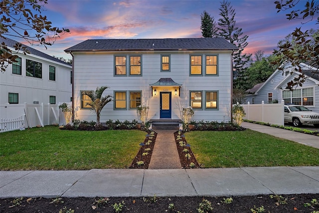 colonial house featuring a lawn