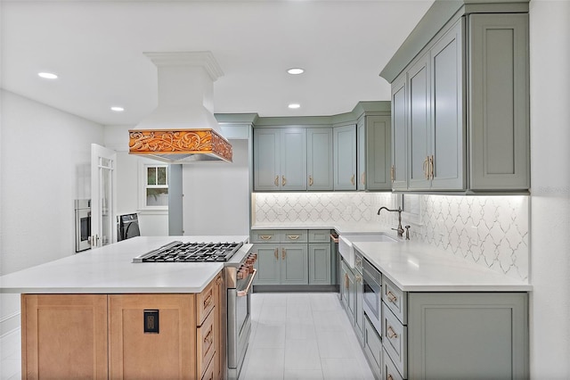 kitchen with sink, stainless steel appliances, a center island, tasteful backsplash, and custom exhaust hood