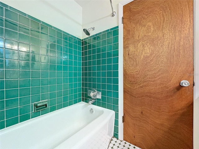 bathroom with tiled shower / bath combo