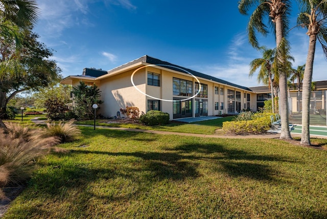 view of front of house featuring a front yard