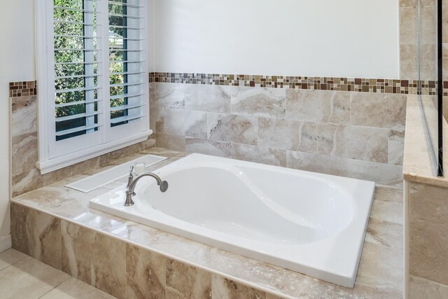 bathroom featuring tiled tub