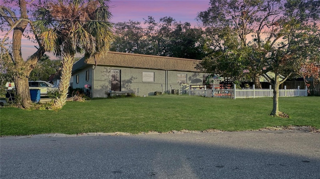 view of front of property featuring a yard